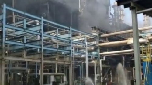 廣東珠海一化工廠發(fā)生爆炸 現場濃煙滾滾火光沖天